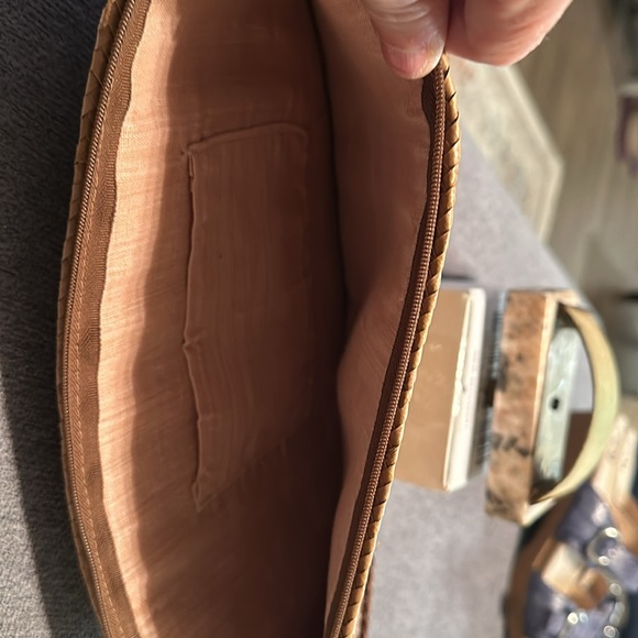 Cute half moon woven purse.  Great condition.. no damage. Great summer bag. - Picture 4 of 4